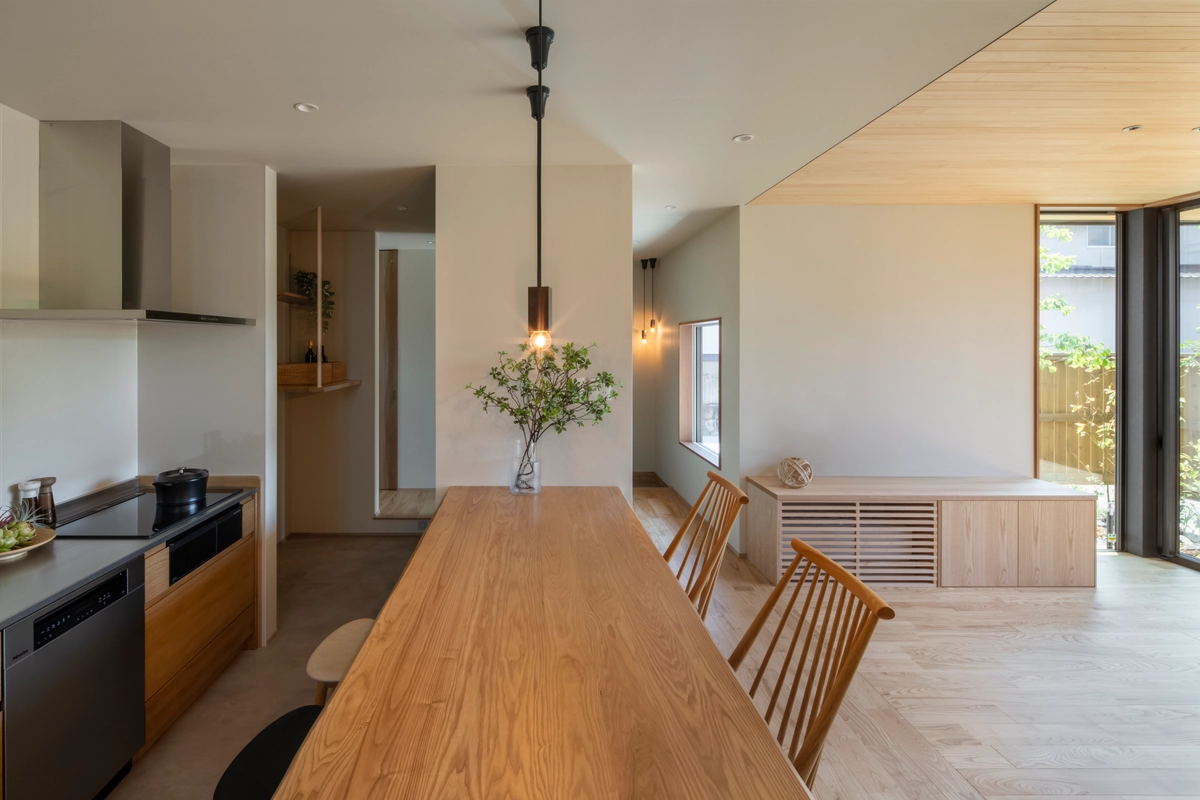 風景に溶け込むコンパクト平屋のダイニング・キッチン