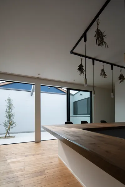 空を切り取る小さな箱のダイニング・キッチン・庭・中庭