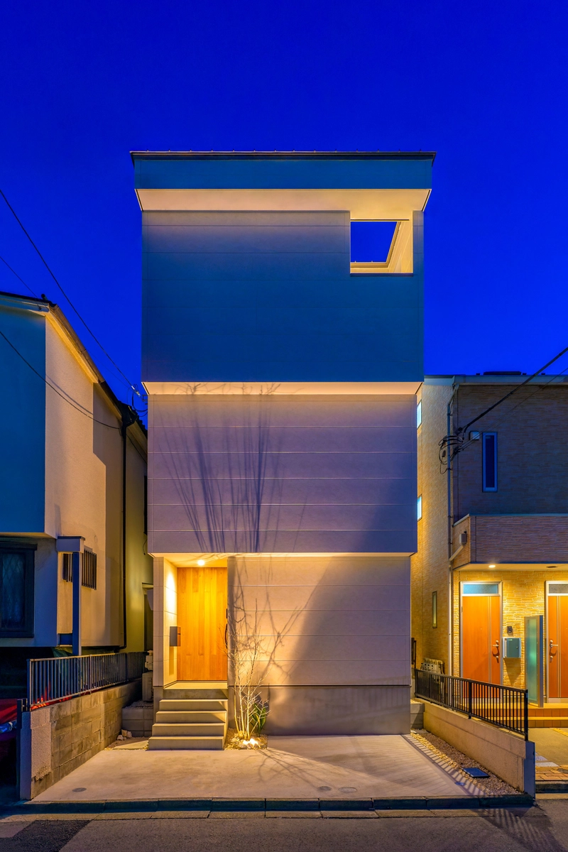 2階にパティオのある家の外観