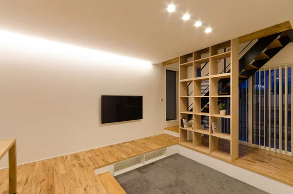 バルコニーが建物に個性的な魅力を添える家のリビング・階段