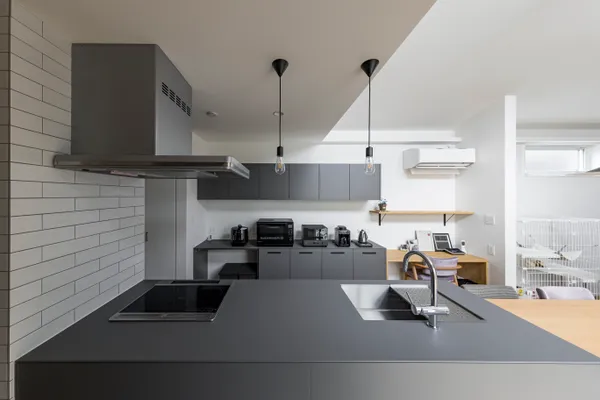 家族と景色を包み込む平屋のキッチン