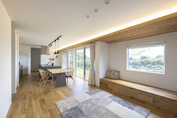 のどかな田園風景を臨む 白く美しい箱型の平屋のリビング・ダイニング・ピクチャーウインドウ・照明