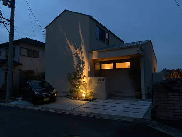 豊かな風景を切り取る 美しい住まいの外観・照明