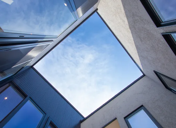 2つのL字で囲む平屋のコートハウスの庭・中庭