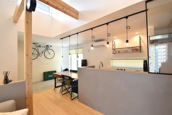 愛犬もワクワクするような土間がつながる平屋のダイニング・土間