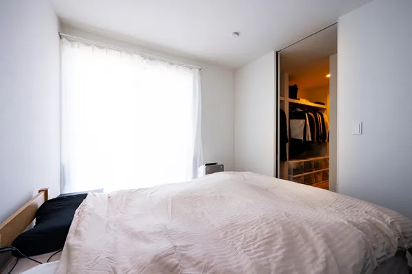 がけ上からの光をつかまえる平屋の寝室