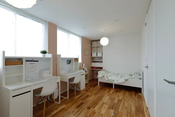 大きな吹き抜けを中心に 友人や親戚が集うお家の子供部屋