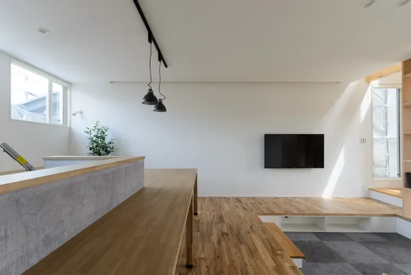 バルコニーが建物に個性的な魅力を添える家のリビング・ダイニング