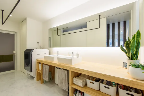 非日常を感じられる 美術館のようにおしゃれな家の家事スペース・洗面所