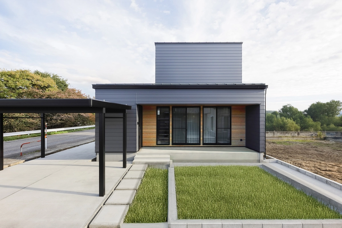 空へ抜けるグレーの家 事例トップ画像