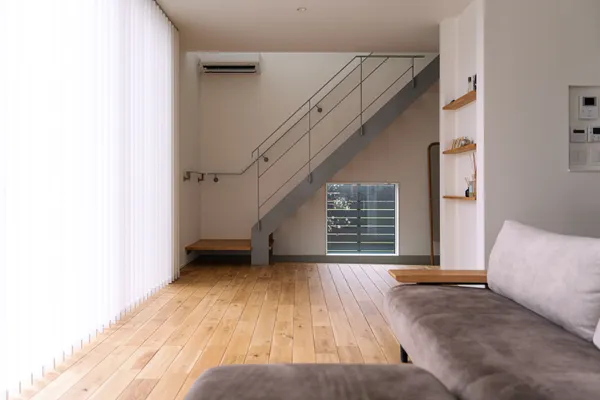 見え隠れを楽しむ家のリビング・階段