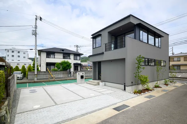 景色と家族がつながるコンパクトな家の外観