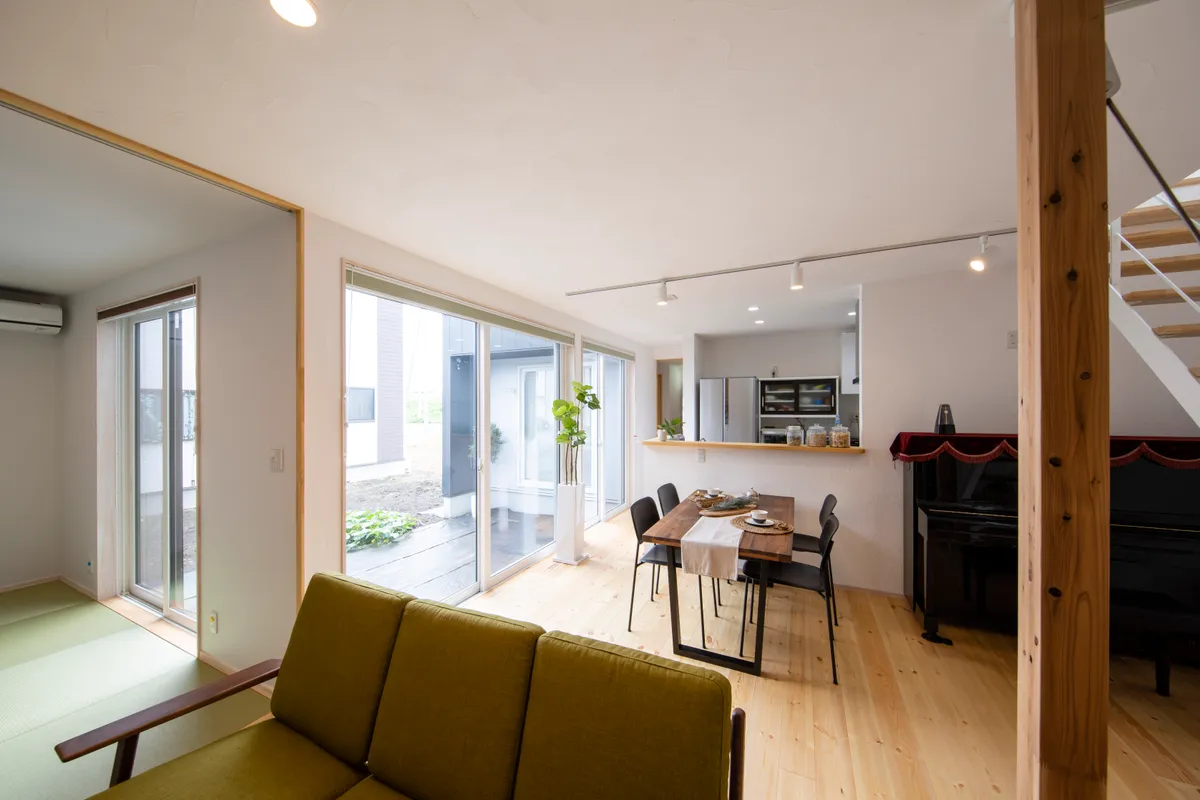 光をたっぷり取り込む コの字型の間取り 実例トップ画像