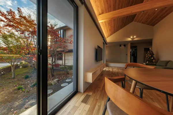 回遊できる非日常的な住まいのダイニング・庭・中庭