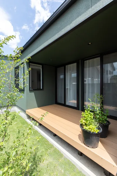 流れるようにスムーズに暮らすFLOW HOUSEの軒下空間・テラス・デッキ・庭・中庭