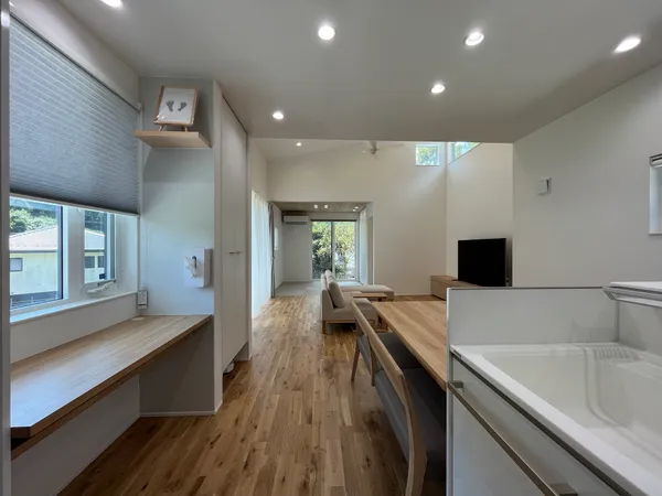 ゆとりと遊びのある平屋のダイニング・キッチン・ワークスペース・家事スペース