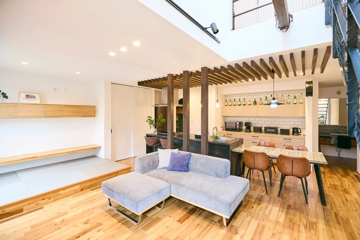 吹き抜けが生む開放感あふれる住まい 事例トップ画像