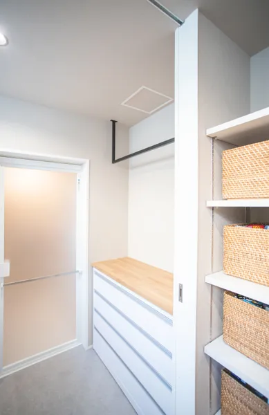 2つのL字で囲む平屋のコートハウスの家事スペース