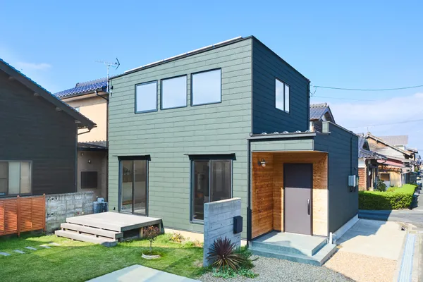 吹き抜けが生む開放感あふれる住まいの外観・庭・中庭