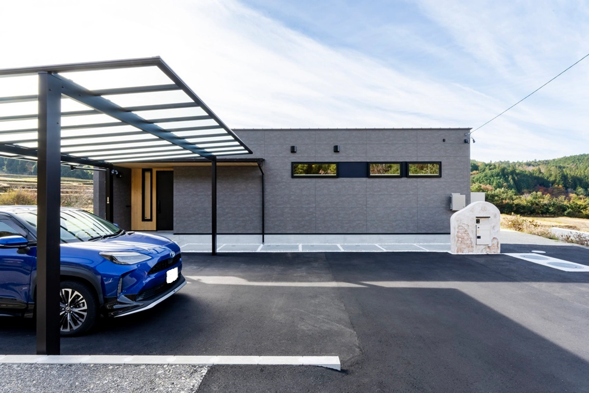 稜線を望む風景に包まれる平屋 事例トップ画像