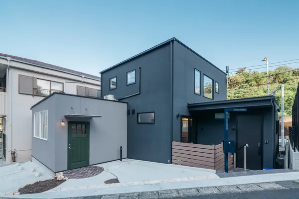 吹き抜けから光が降り注ぐ 家族にやさしい住まいの外観