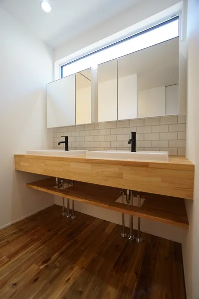 便利な回遊動線と憧れの土間キッチンの洗面所