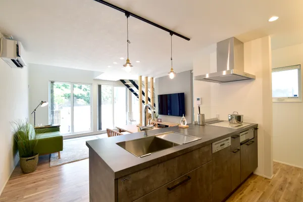 大きな彫刻作品のような家のキッチン