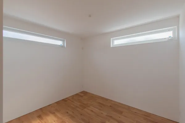 光と風が巡る温もりの平屋の寝室