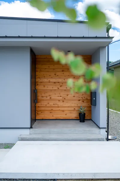 自然と共存する 土間のある平屋の玄関