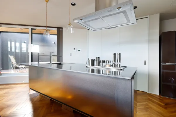 45度の斜めラインが織りなす シンプルで個性のある家のキッチン・収納スペース