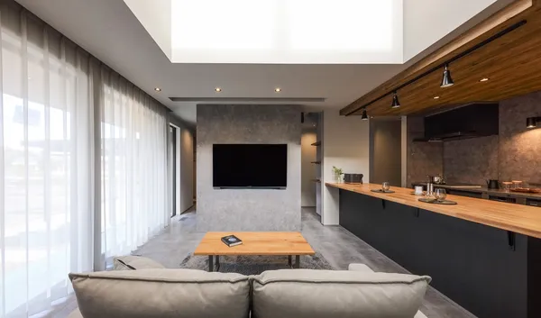 空へ抜けるグレーの家のリビング