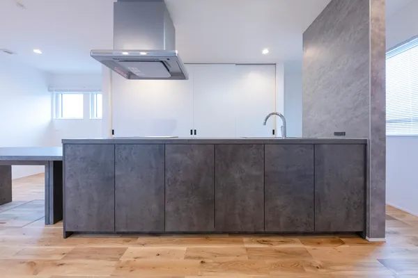 お家の中心に光庭のある家のキッチン・収納スペース