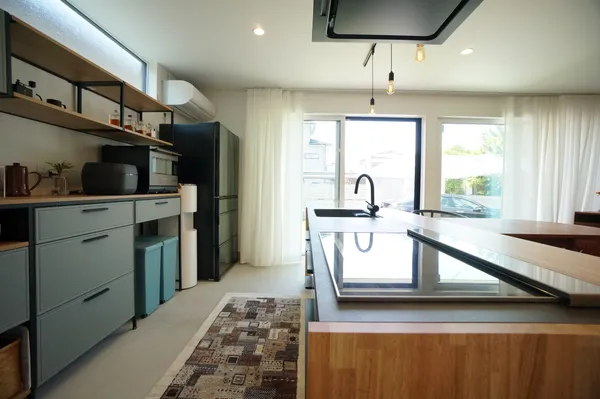 便利な回遊動線と憧れの土間キッチンのキッチン・収納スペース・土間