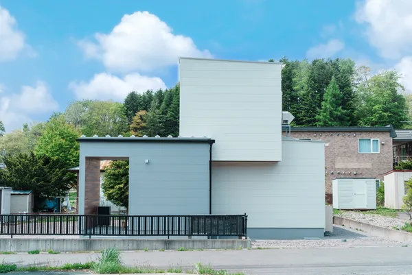 デザイン性と使い勝手を両立させた カフェ風の家の外観