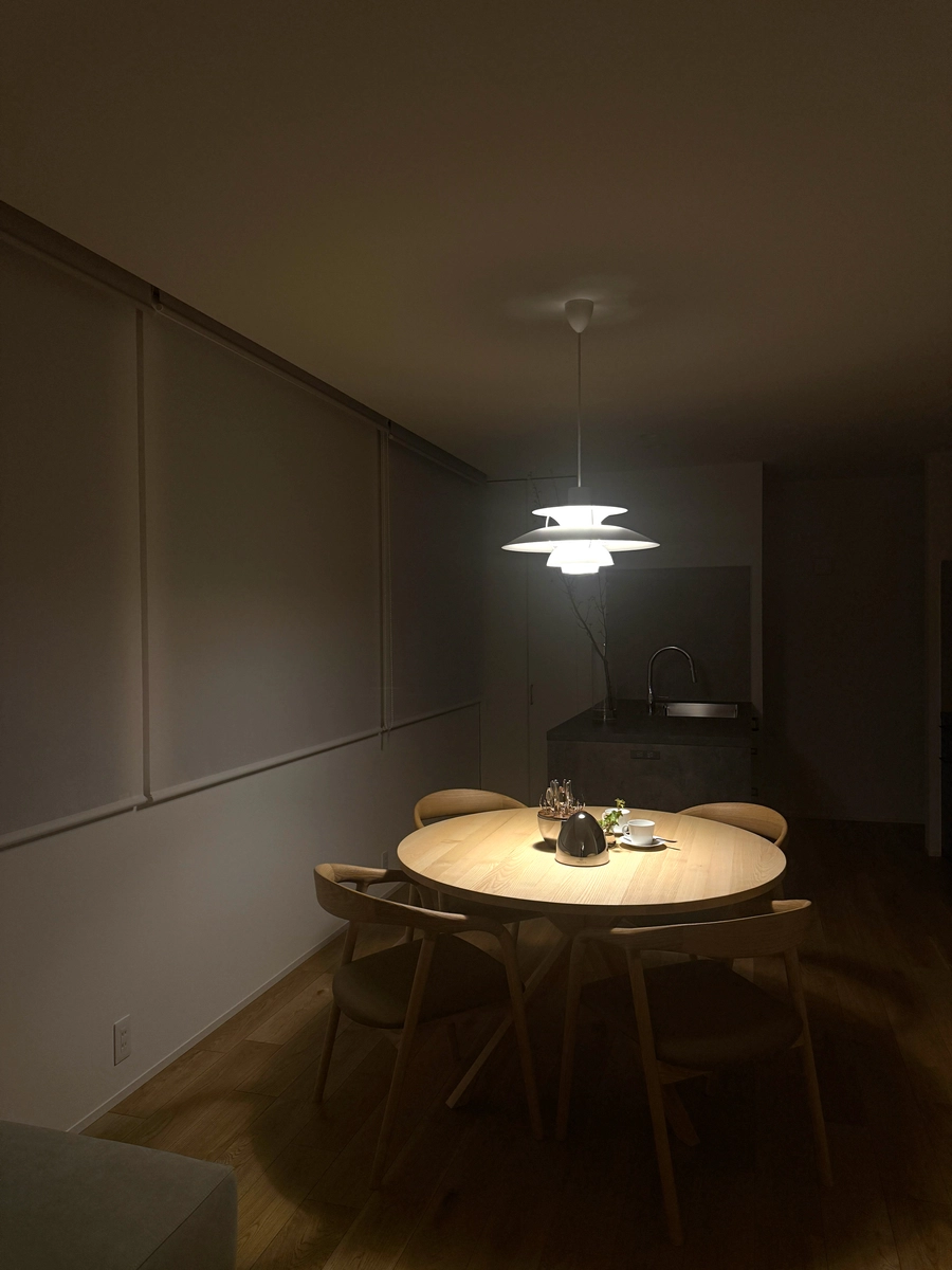 光を整えた、2階リビングの住まいのダイニング