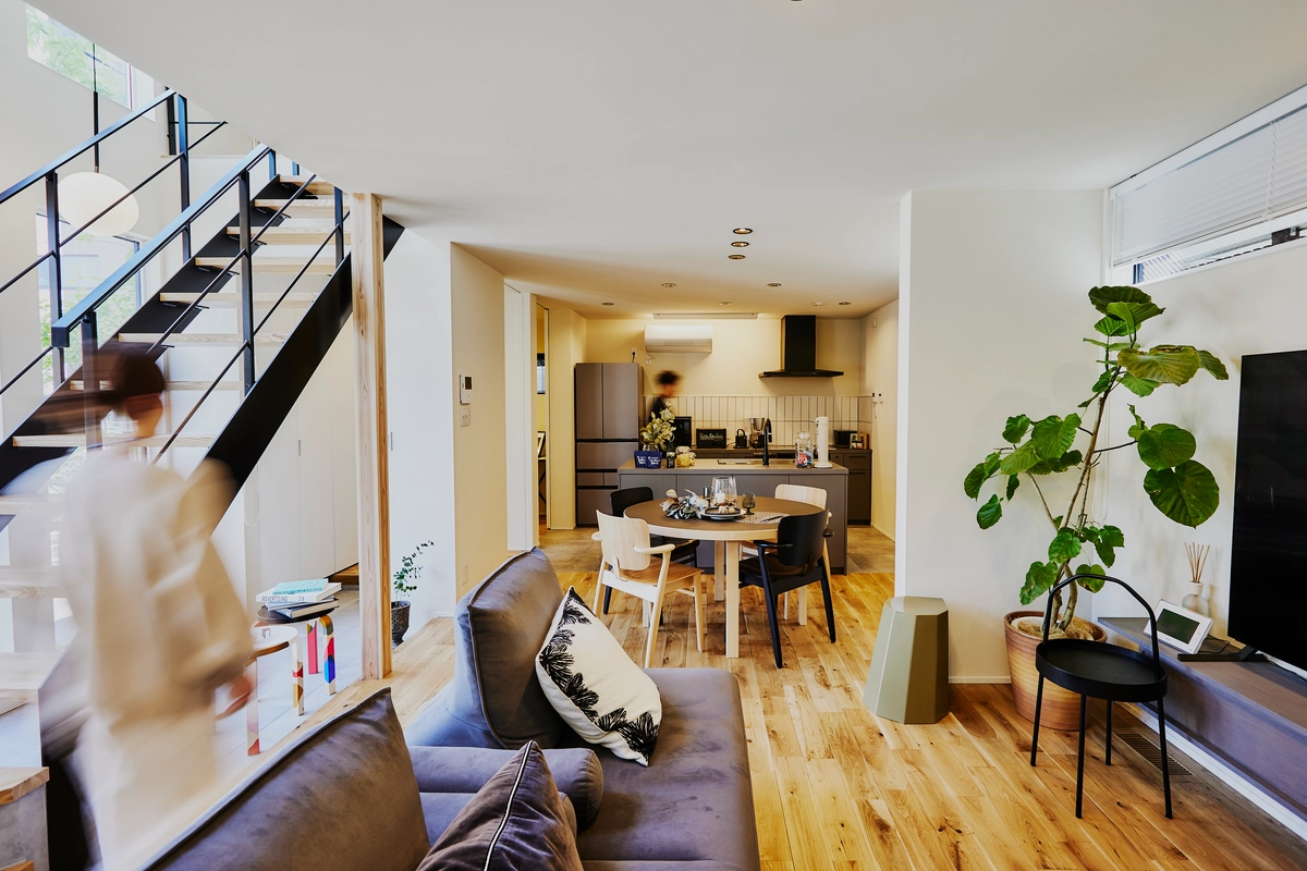 寄り添い、つながる。土間のある家のリビング・吹き抜け