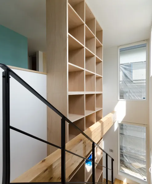 バルコニーが建物に個性的な魅力を添える家の吹き抜け・階段