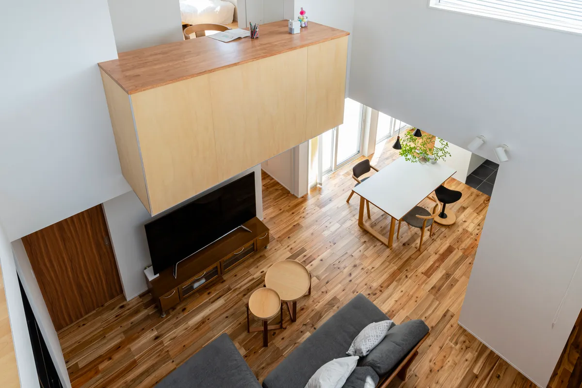 どこにいても家族と繋がれる 吹き抜けのある家 事例トップ画像