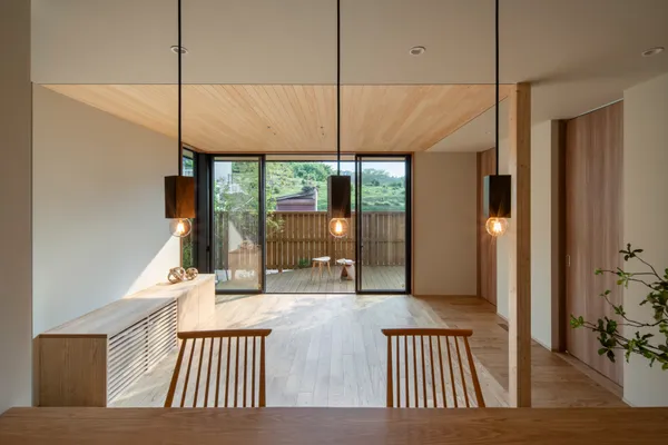風景に溶け込むコンパクト平屋のリビング・ダイニング・照明