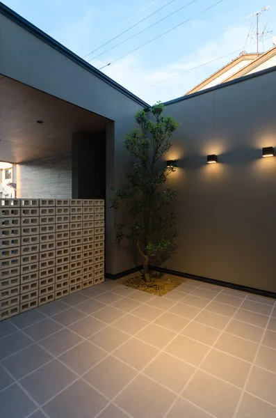 リビングから繋がるインナーバルコニーのある家の庭・中庭