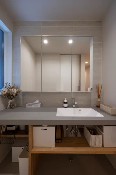 奥行きのあるモノクロの家の洗面所