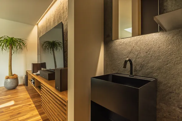 自然とつながる段々の家のアクセントウォール