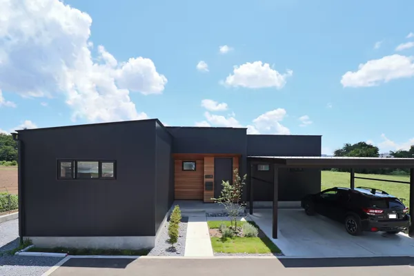 外との繋がりを感じる 縁側のある住まいの事例トップ画像