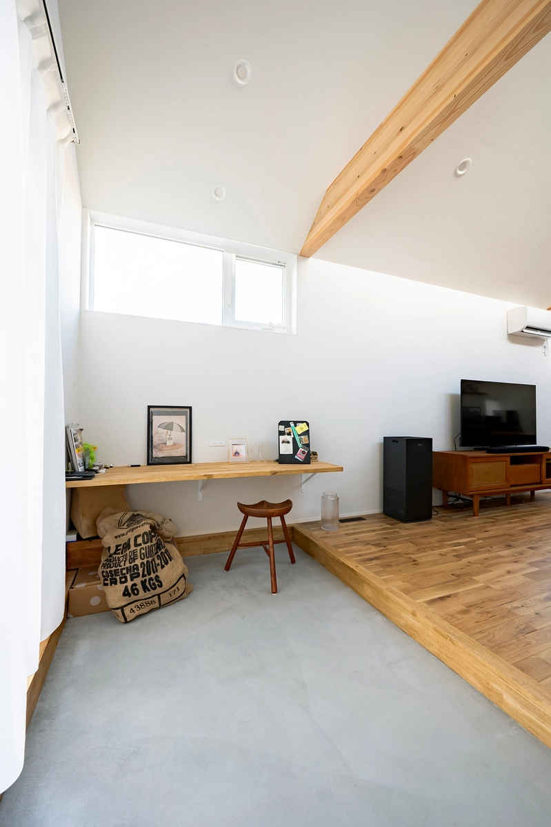 がけ上からの光をつかまえる平屋のリビング・土間