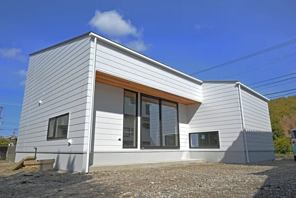 家族みんなが楽しむ ロフトと庭の広々平屋の外観