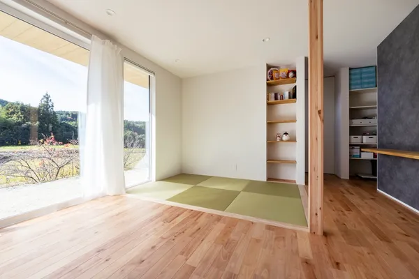 稜線を望む風景に包まれる平屋のリビング・和室・畳スペース