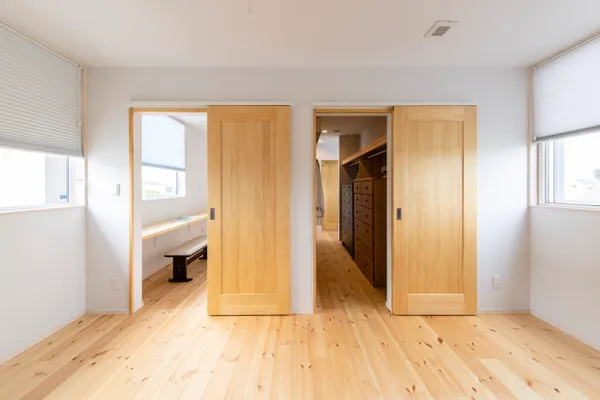 光をたっぷり取り込む コの字型の間取りの子供部屋・ワークスペース・クローゼット