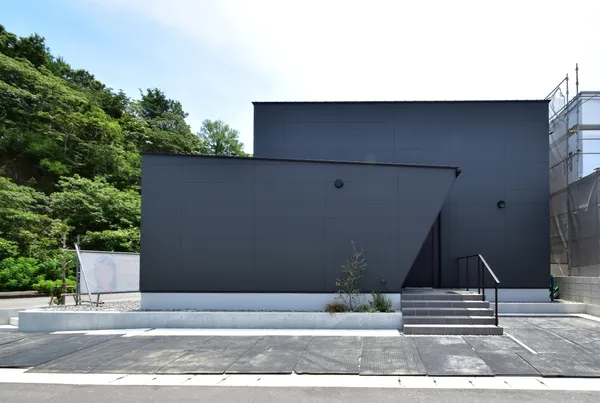 大きな彫刻作品のような家の事例トップ画像