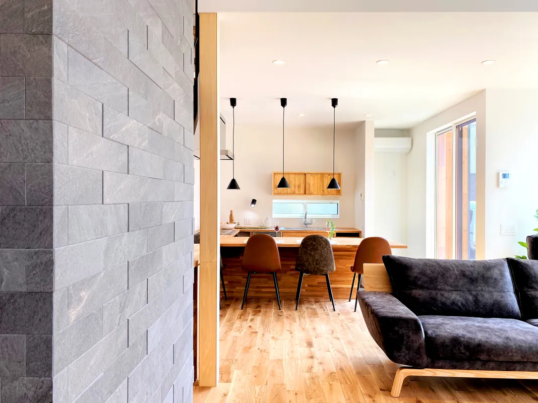 不揃いの窓が特徴的な 家族がつながる家 事例トップ画像