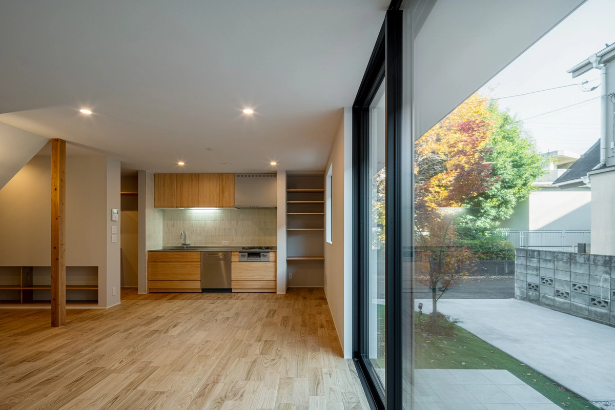 月を愛でる家のリビング